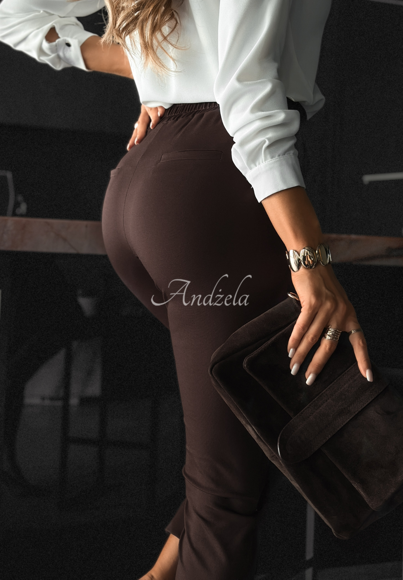 Materiałowe spodnie New Mood czekoladowe