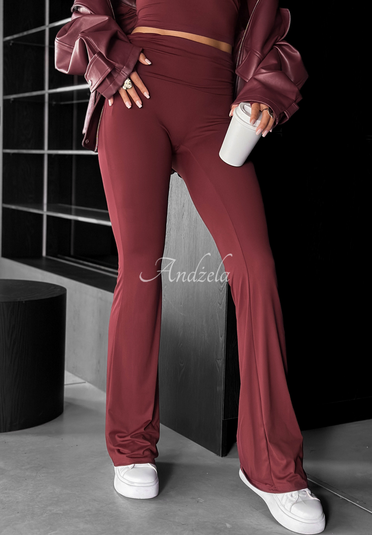 Materiałowe spodnie dzwony Something Necessary burgundowe