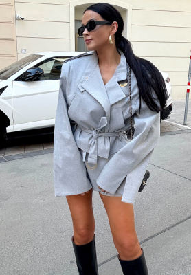 Kr&oacute;tki płaszcz trencz z wiskozy La Milla Who&rsquo;s This szary