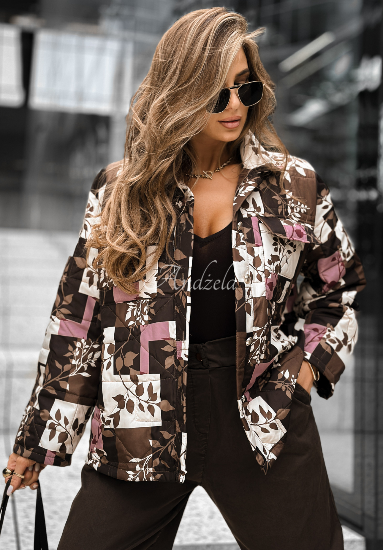 Pikowana kurtka w kwiaty Flowers For Fall czekoladowo-biała