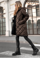 Długa pikowana kurtka Trust Your Intuition czekoladowa