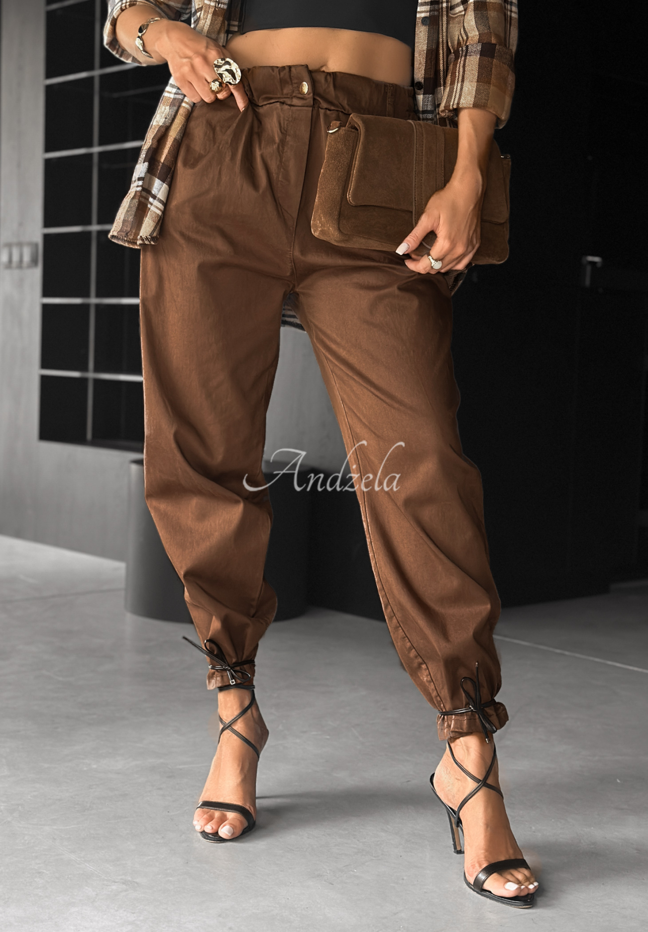 Spodnie joggery Middle Of Nowhere camelowe