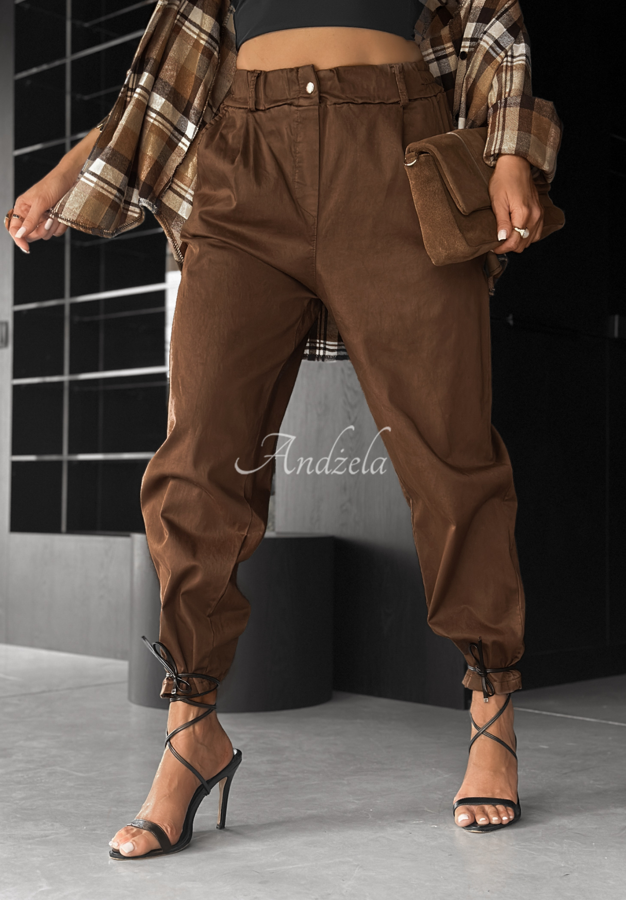 Spodnie joggery Middle Of Nowhere camelowe