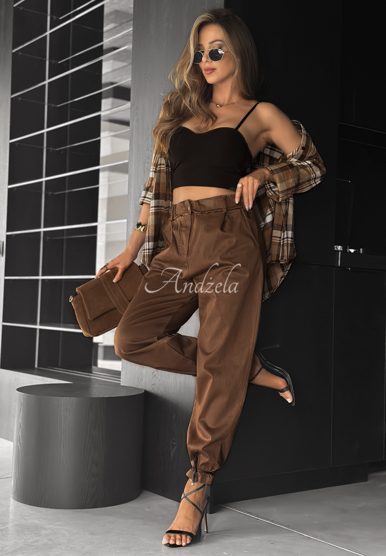 Spodnie joggery Middle Of Nowhere camelowe