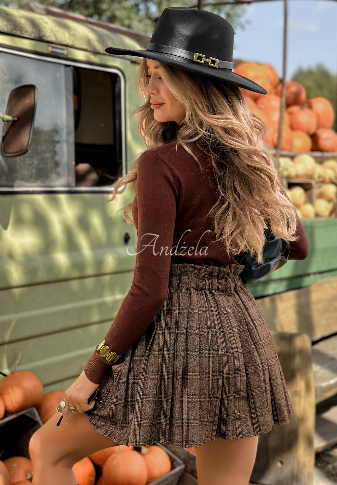 Dopasowany sweter z golfem Between Us czekoladowy