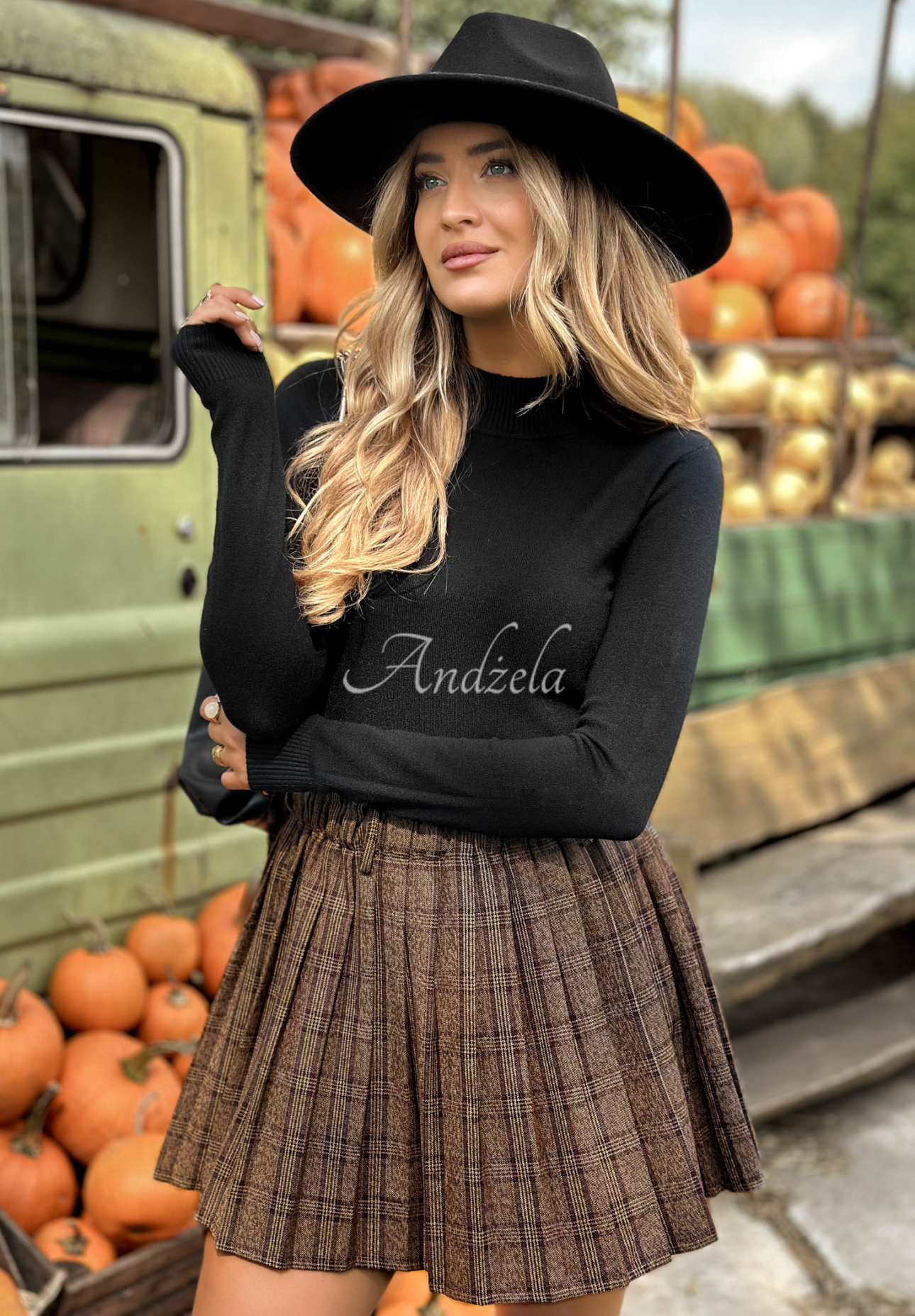 Fitted turtleneck sweater Between Us black