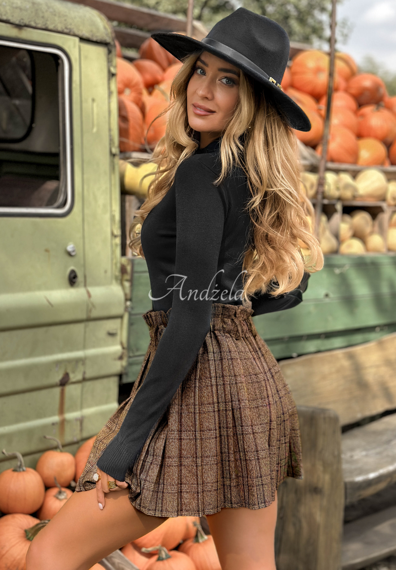 Fitted turtleneck sweater Between Us black