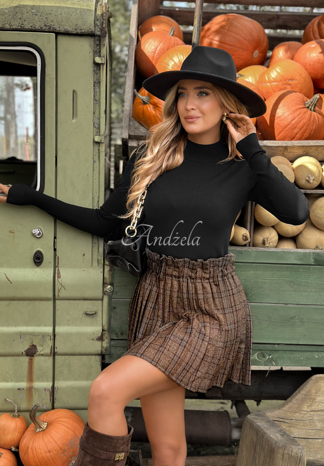 Fitted turtleneck sweater Between Us black