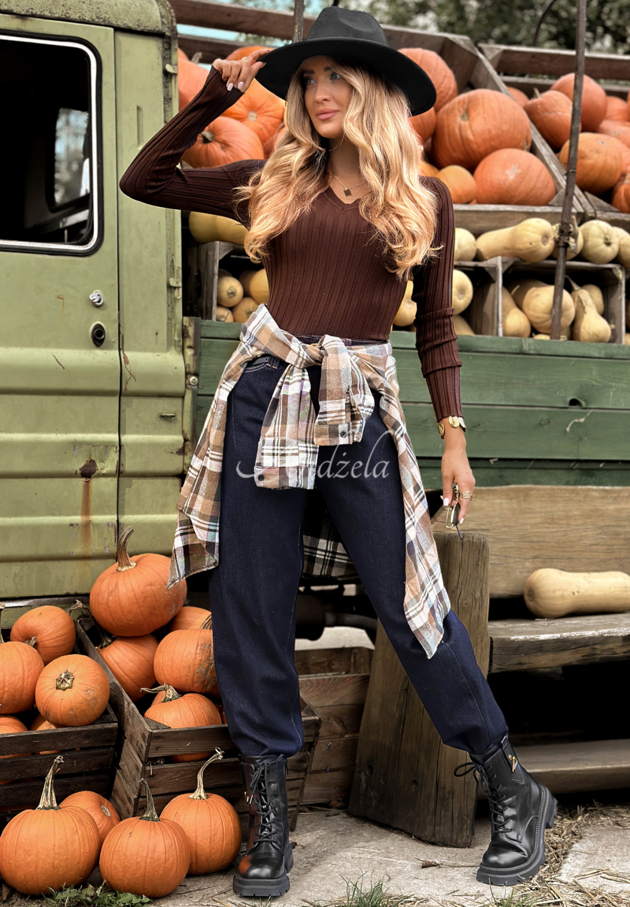 Ribbed longsleeve blouse Wrong Time chocolate.