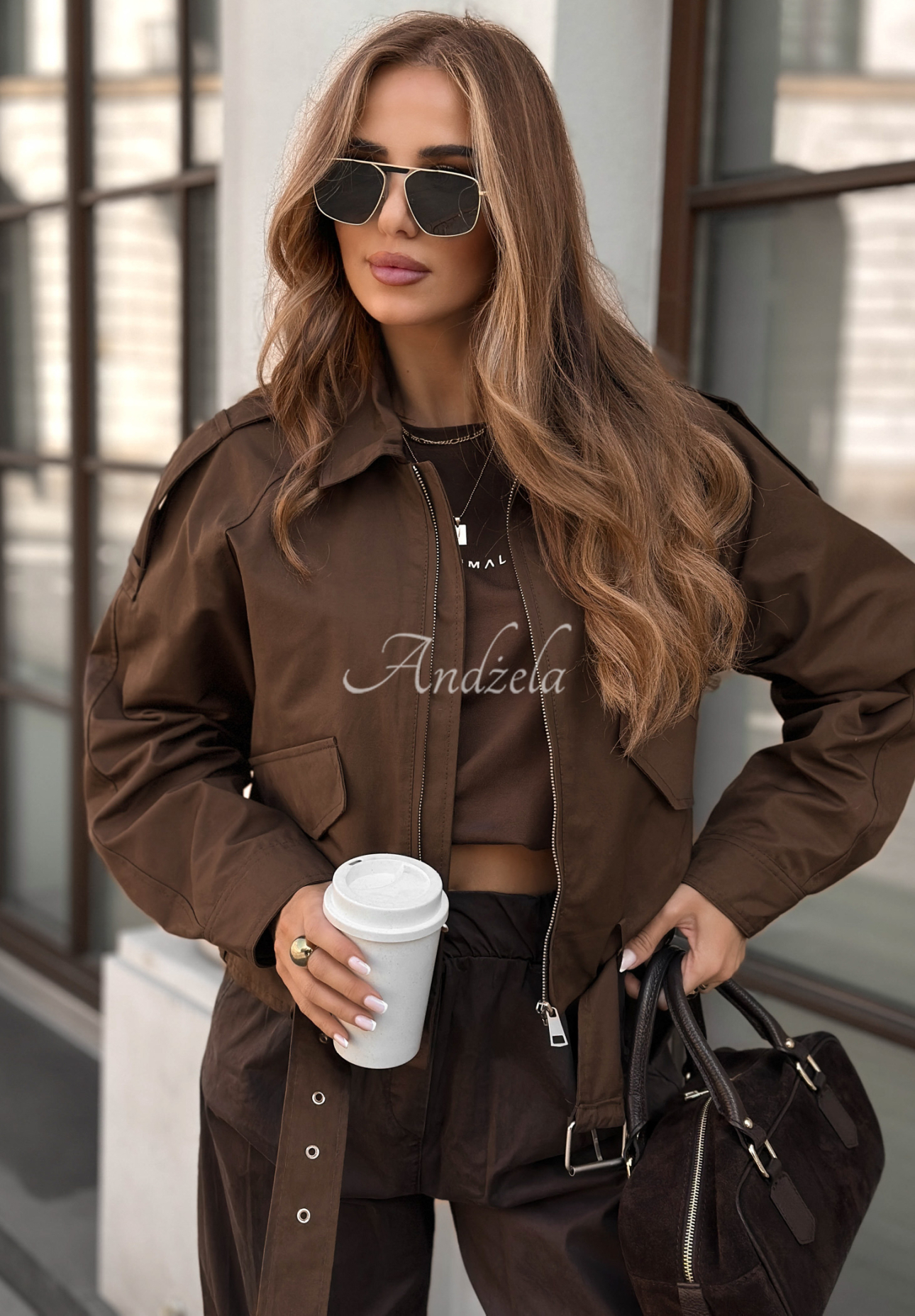 Krótka kurtka z kieszeniami Not Forget czekoladowa