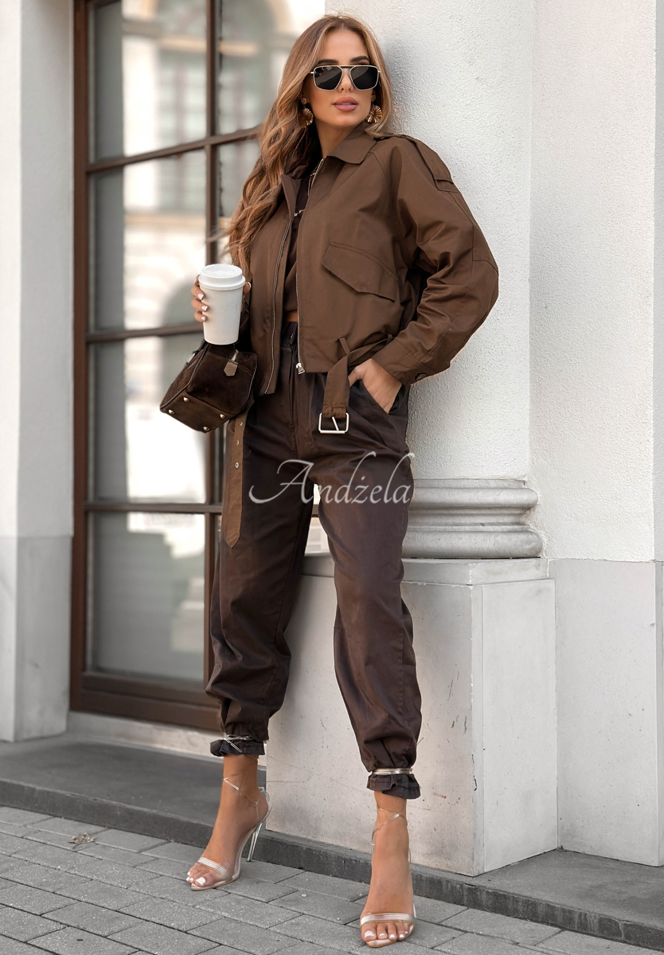 Krótka kurtka z kieszeniami Not Forget czekoladowa