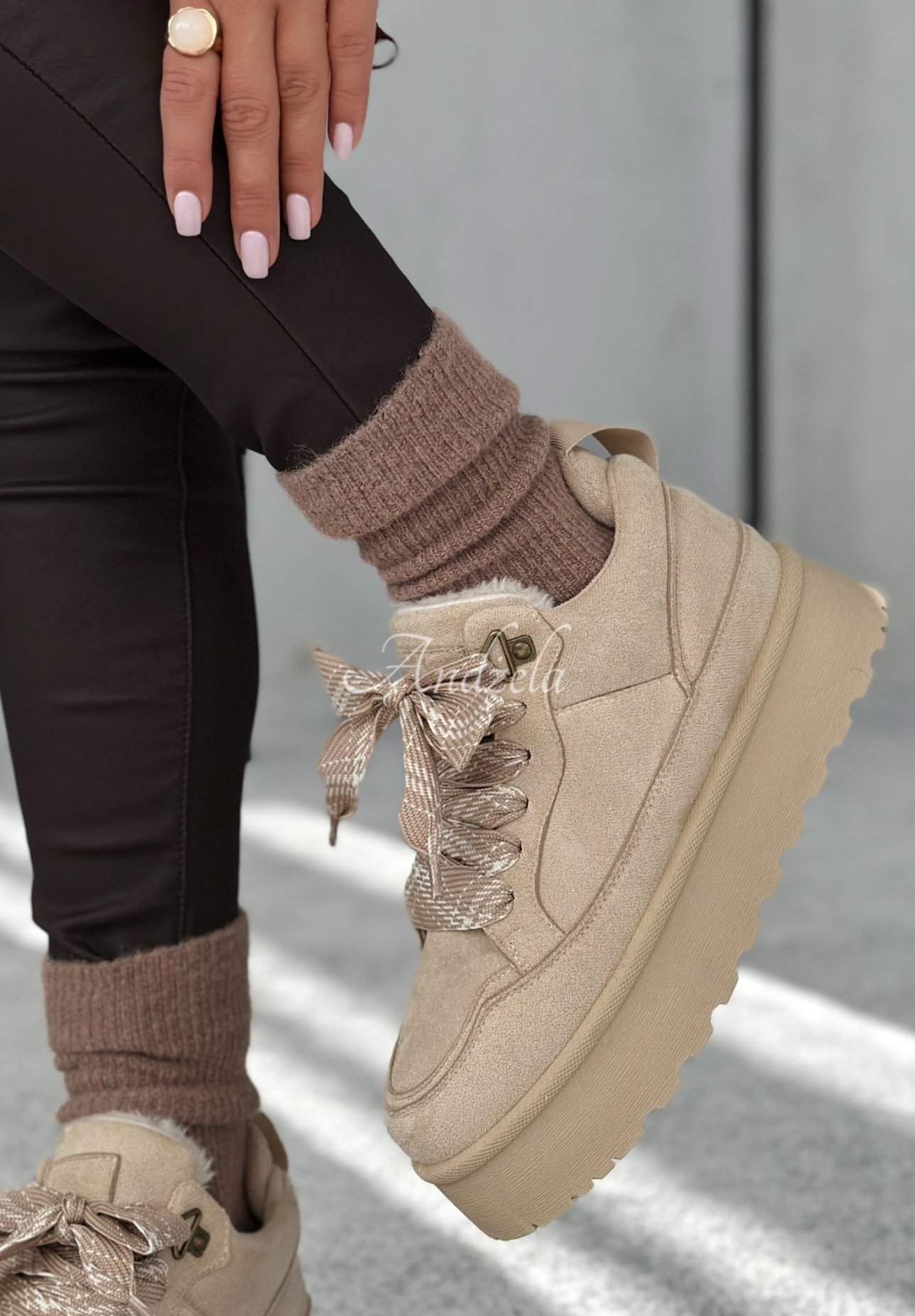 Zamszowe sneakersy Comfy In The Cold beżowe