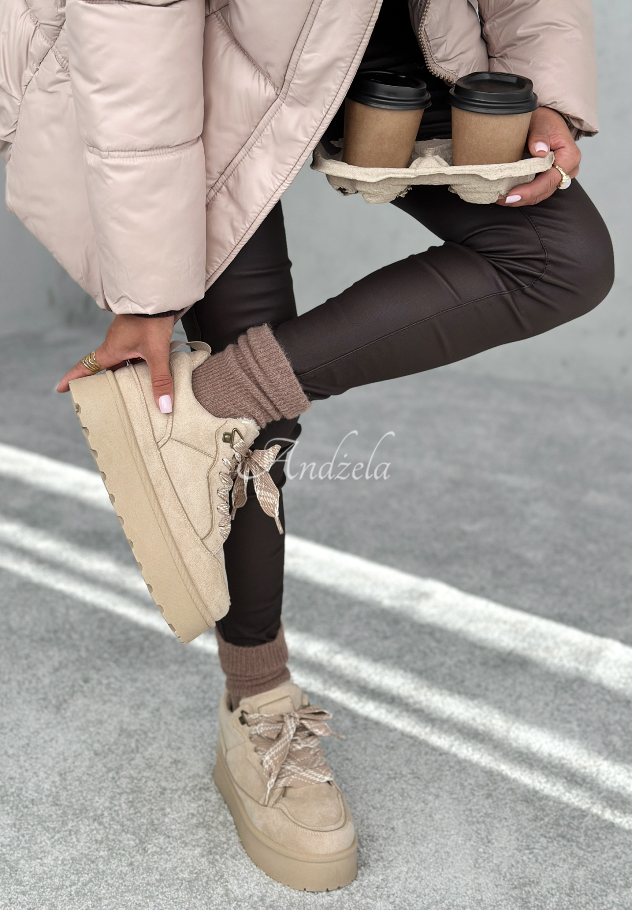 Zamszowe sneakersy Comfy In The Cold beżowe