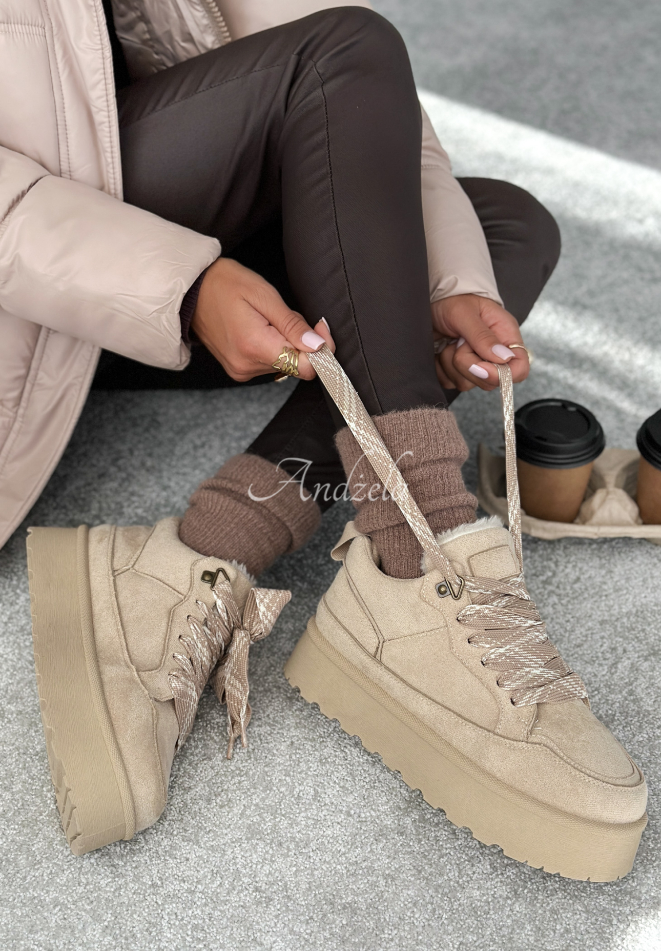 Zamszowe sneakersy Comfy In The Cold beżowe