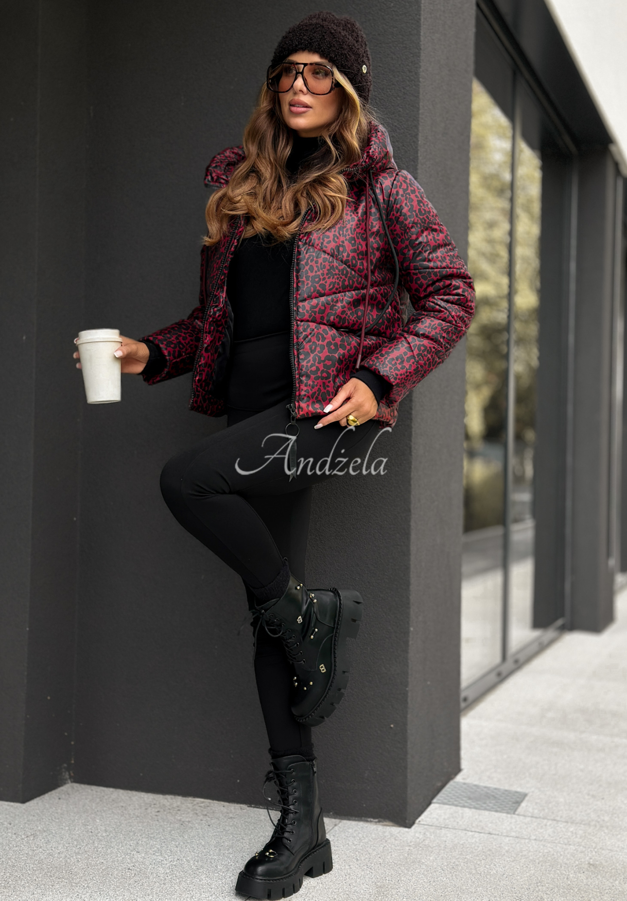 Krótka pikowana kurtka w panterkę Not Impressed burgundowa