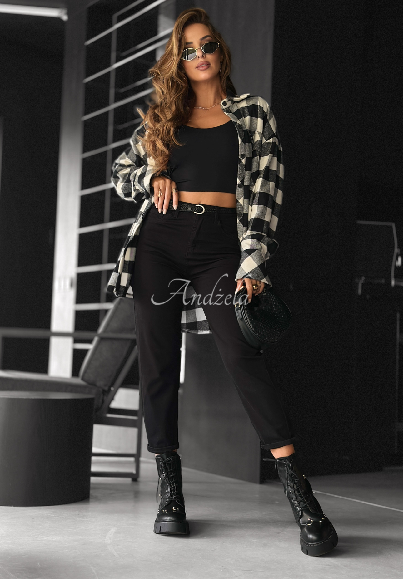 Spodnie jeansowe mom fit z paskiem Didn’t Think So czarne