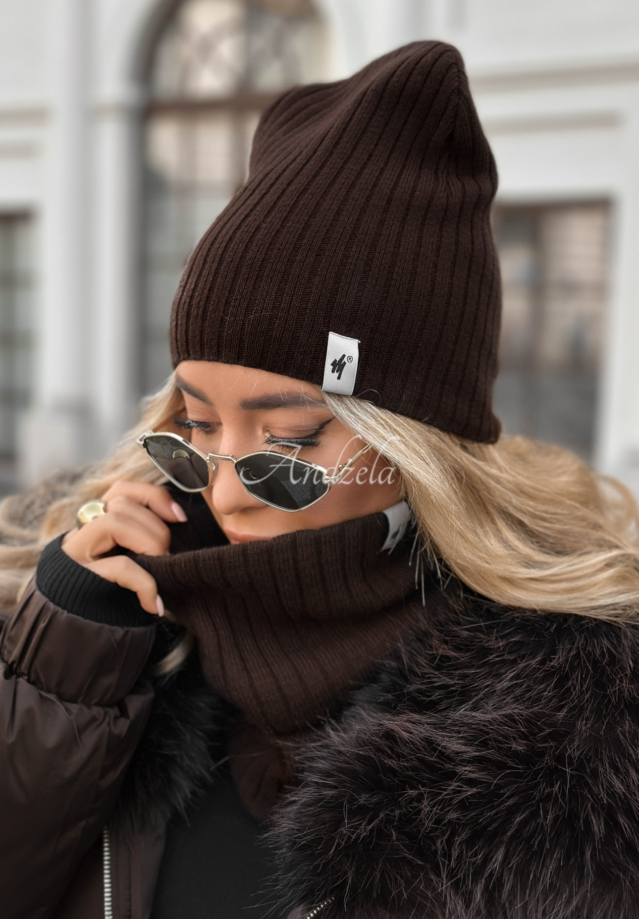 Prążkowana czapka Line czekoladowa