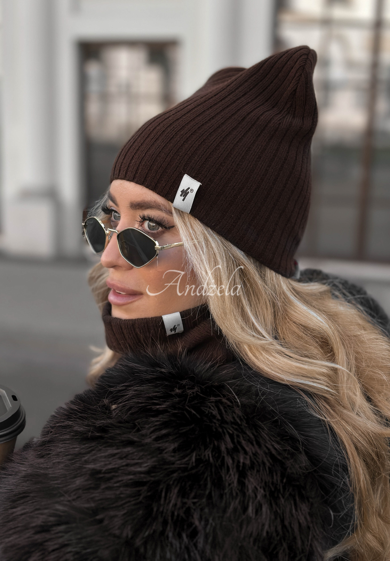 Prążkowana czapka Line czekoladowa