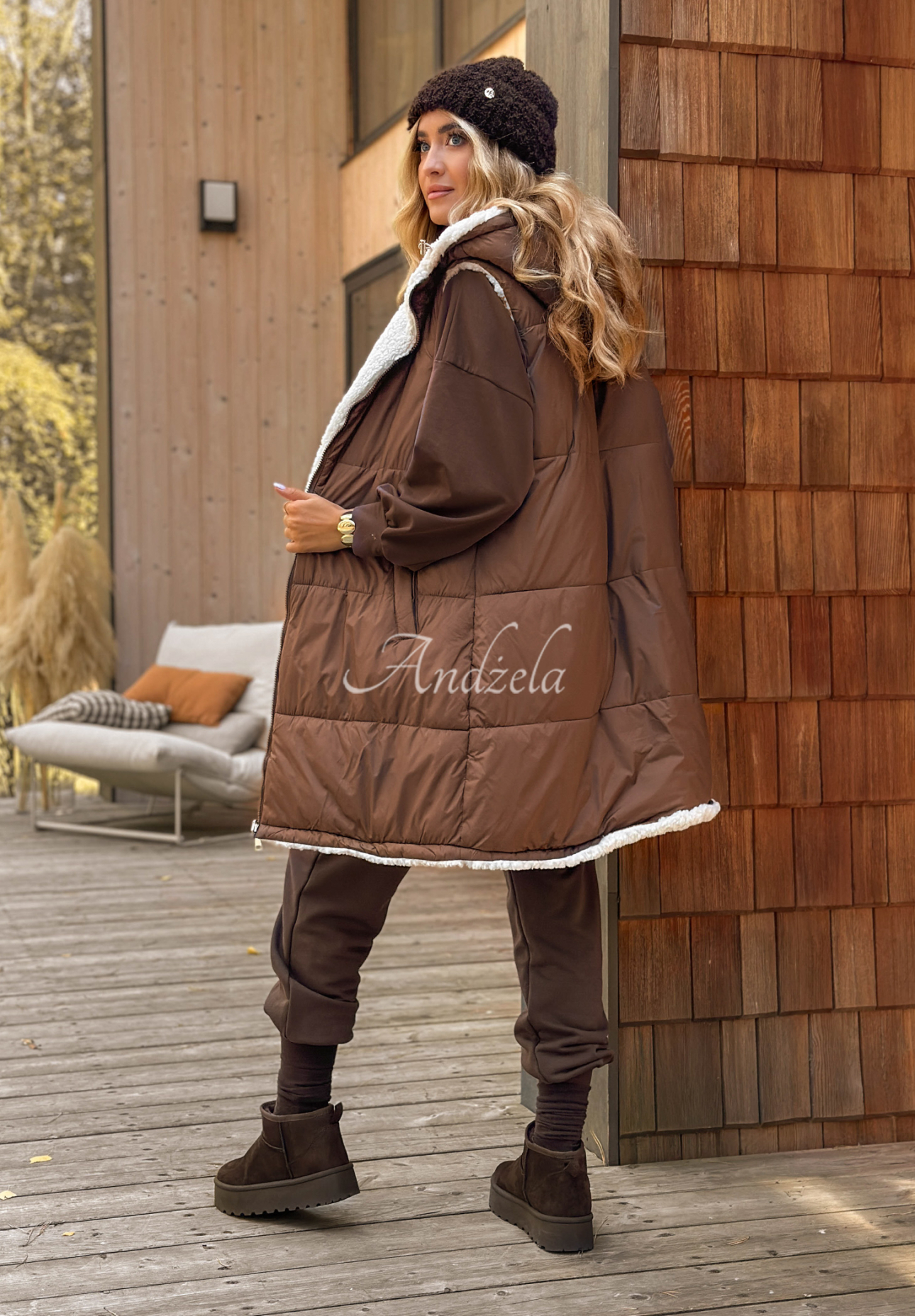 Dwustronna kamizelka z kapturem Late Night Talks czekoladowa