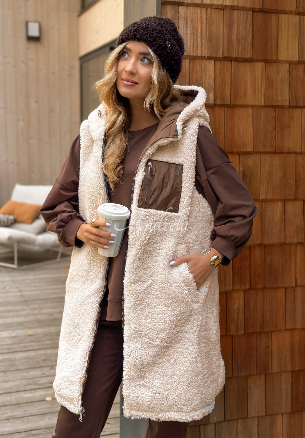 Dwustronna kamizelka z kapturem Late Night Talks czekoladowa