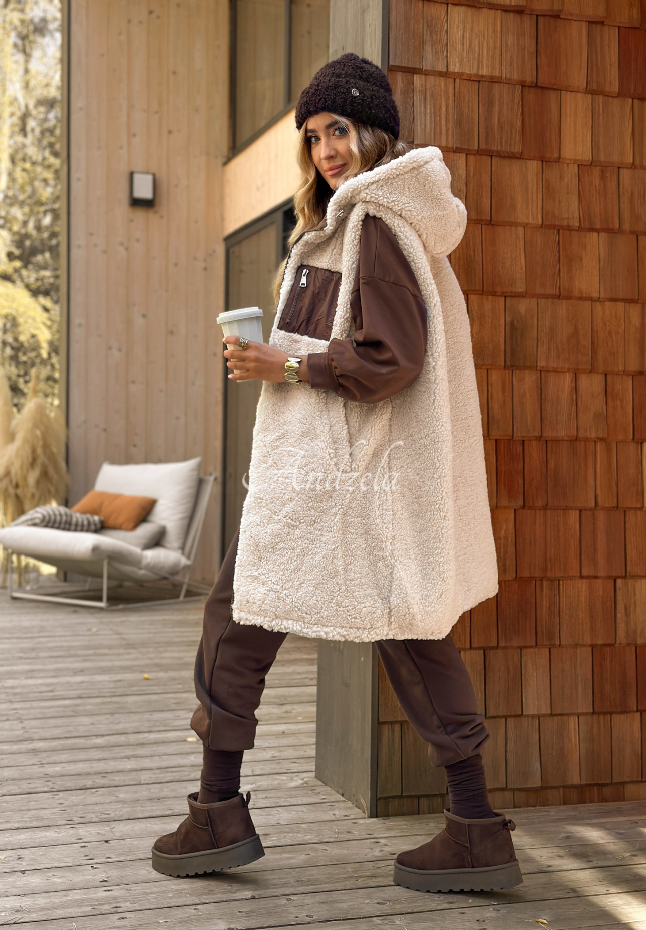 Dwustronna kamizelka z kapturem Late Night Talks czekoladowa