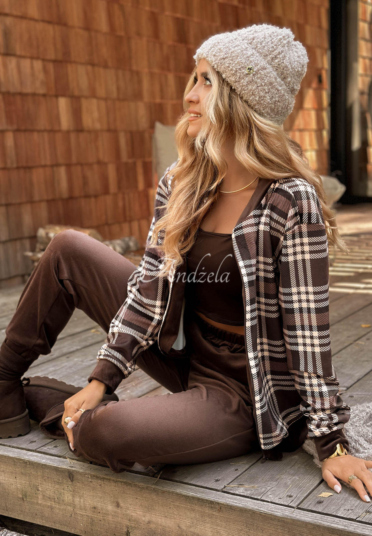 Welurowy komplet dresowy w kratę Guess Again czekoladowy