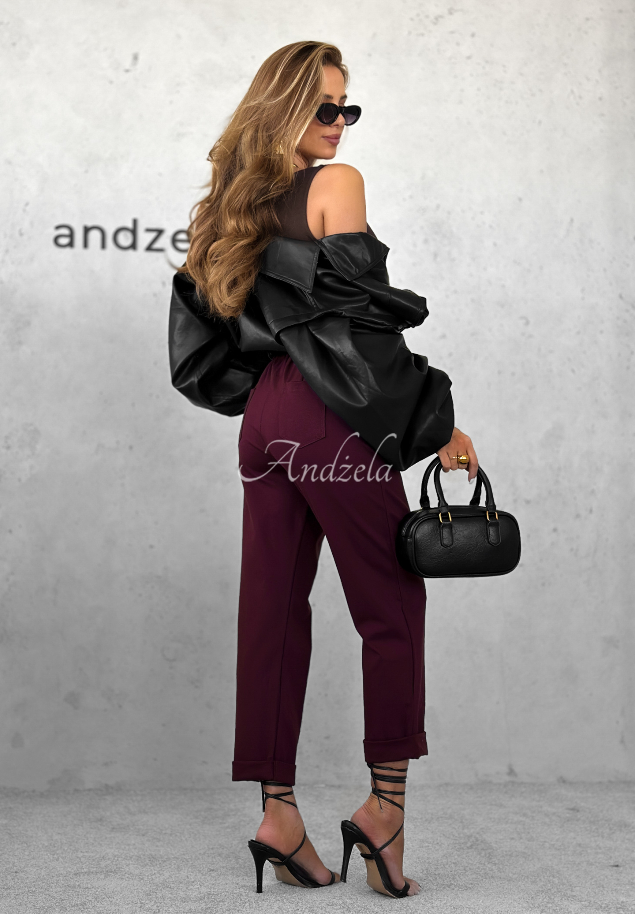 Wiskozowe spodnie z paskiem Can’t Unsee burgundowe