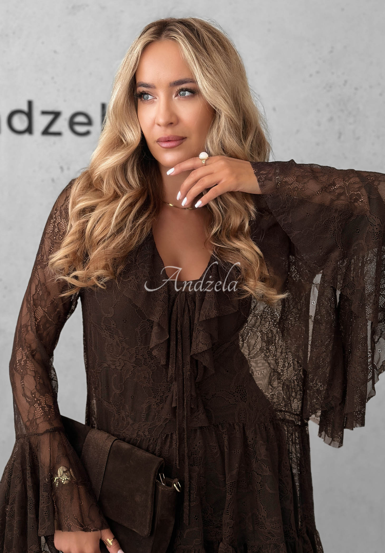Koronkowa sukienka z falbankami My Own Story czekoladowa