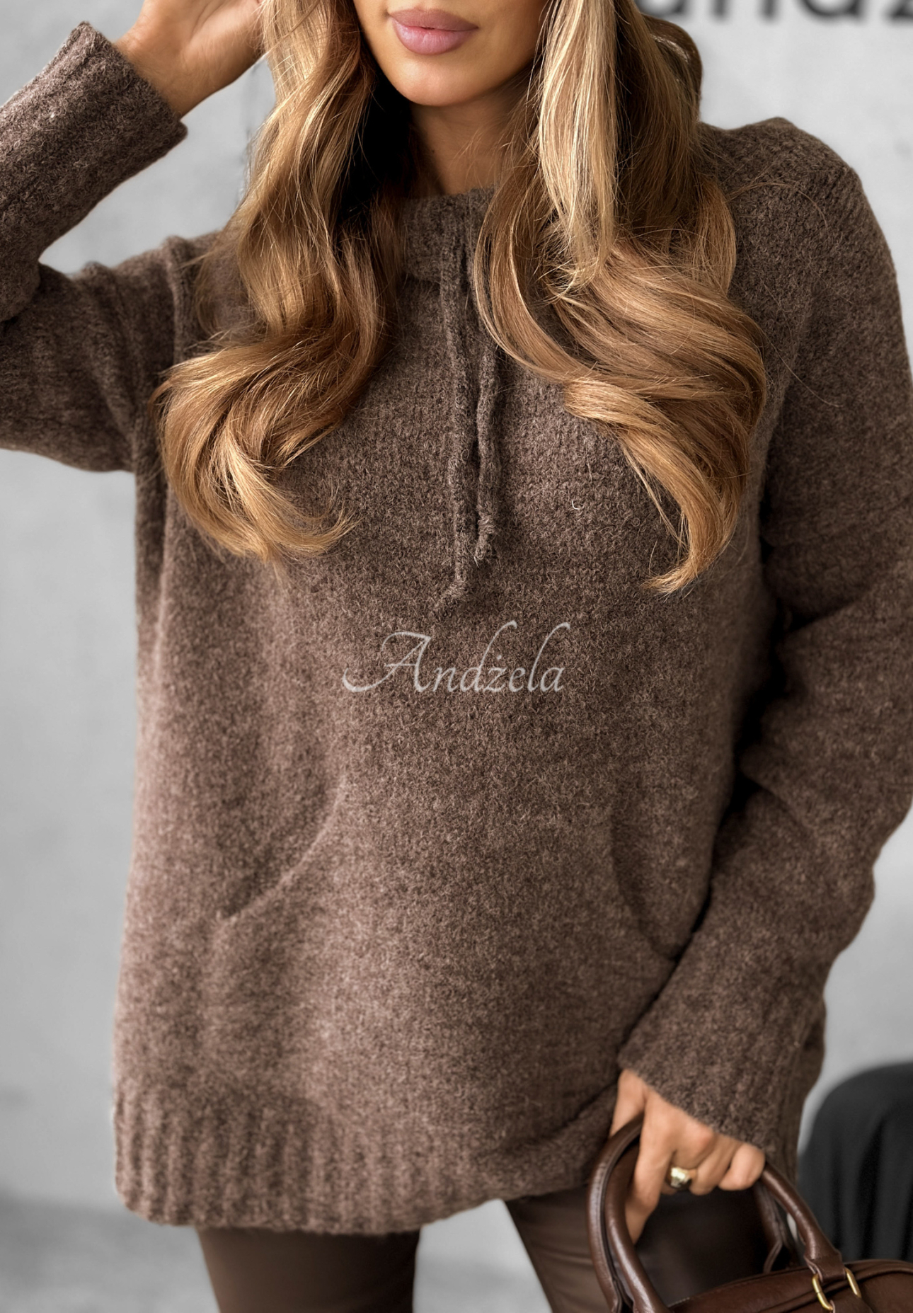 Sweter oversize z kapturem i wełną Carra czekoladowy