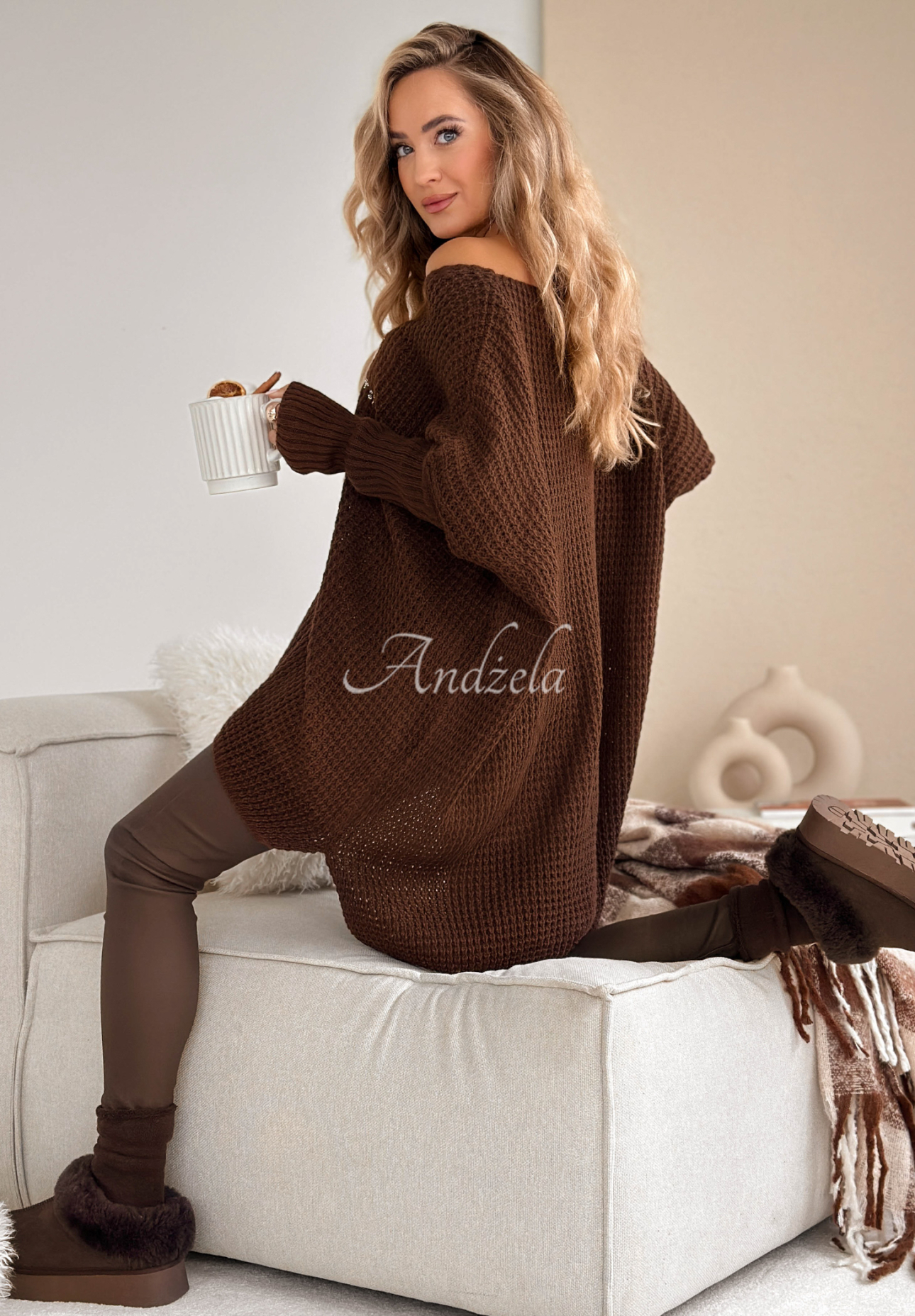 Asymetryczny sweter z ozdobną aplikacją If You Stay czekoladowy