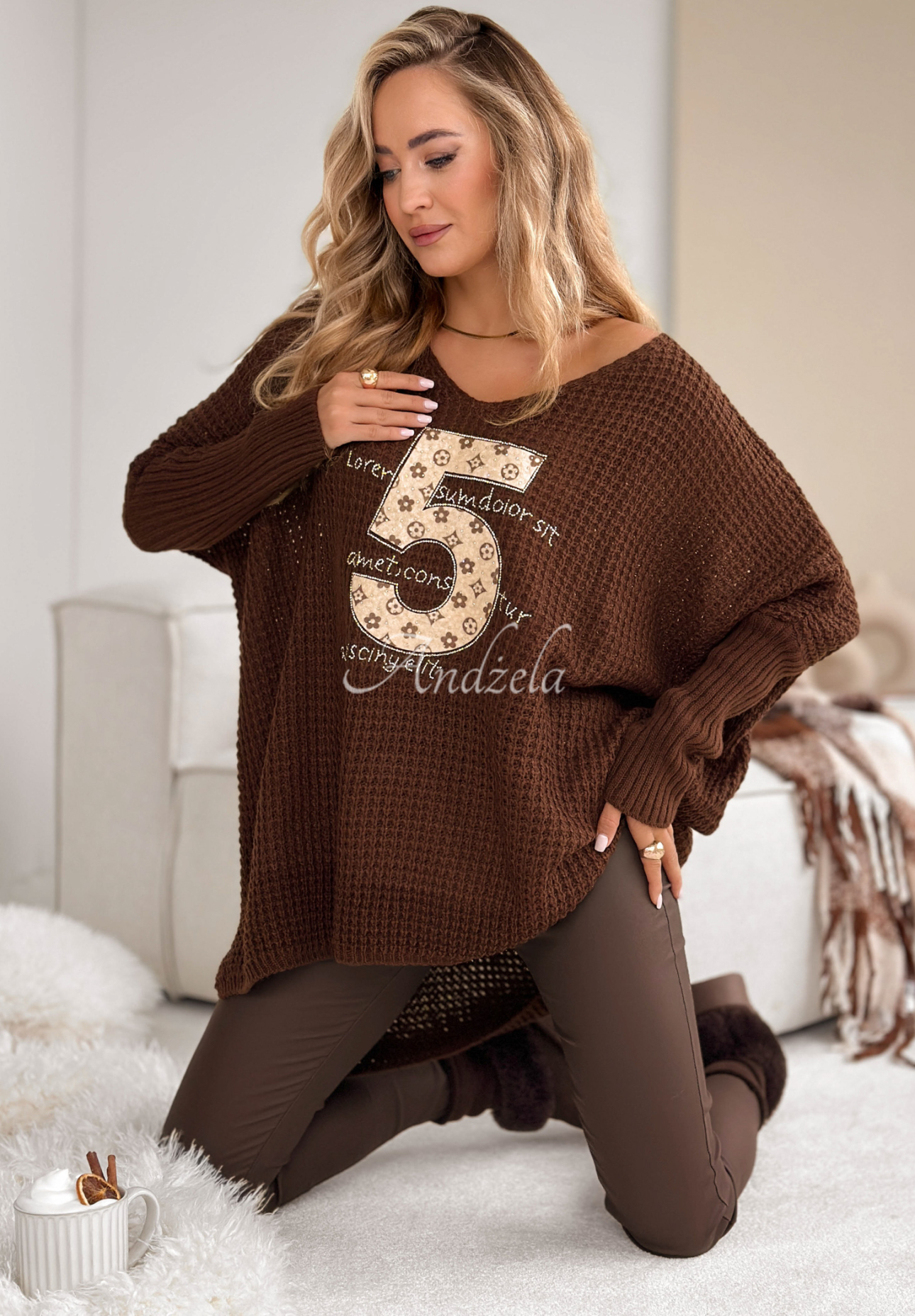 Asymetryczny sweter z ozdobną aplikacją If You Stay czekoladowy