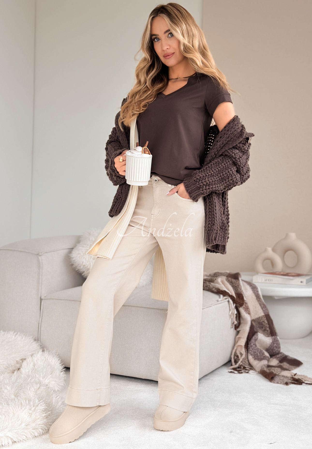 Bawełniany T-shirt z dekoltem w serek Lauren czekoladowy