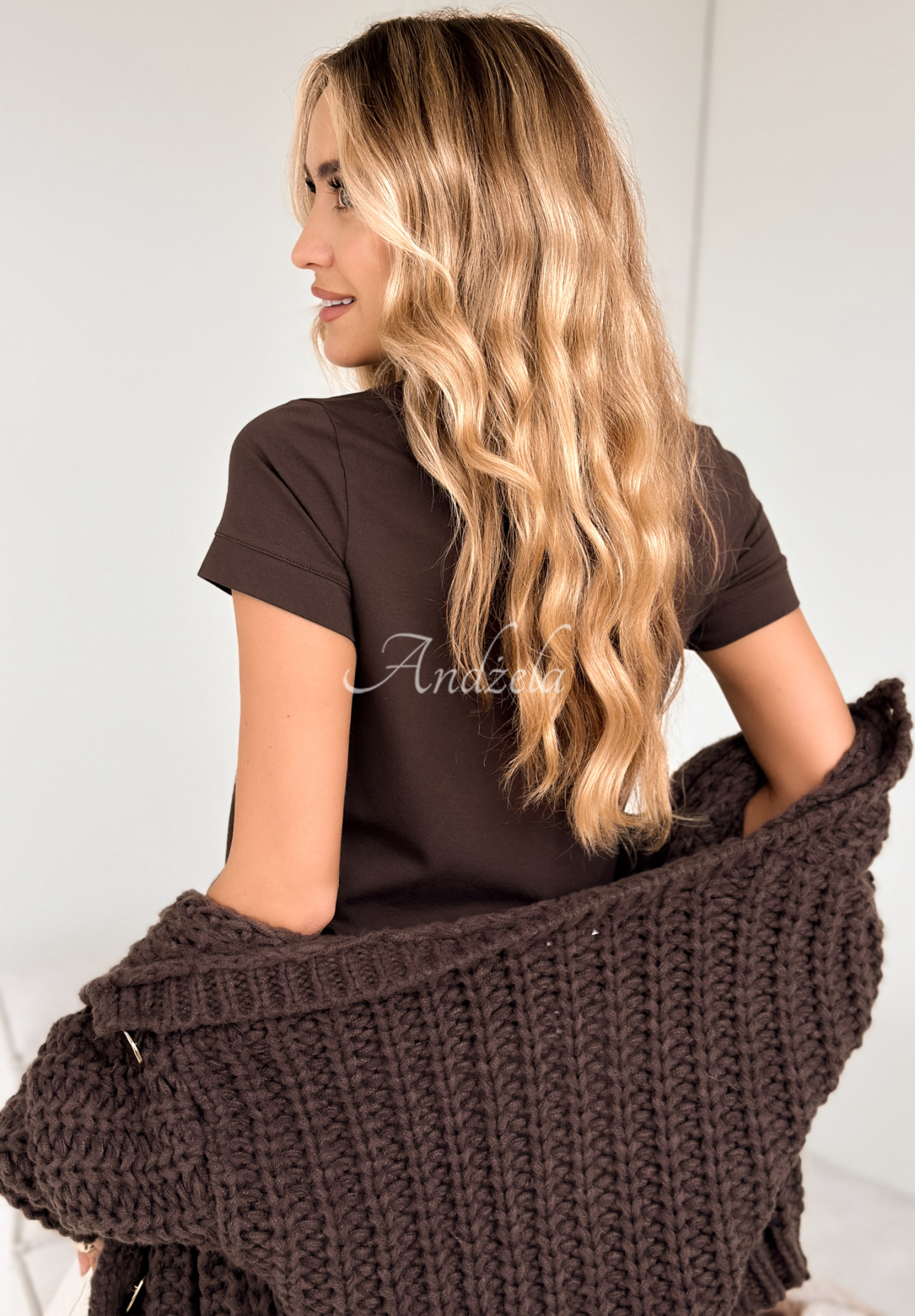 Bawełniany T-shirt z dekoltem w serek Lauren czekoladowy