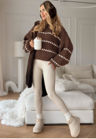 Ozdobnie pleciony sweter z bufkami Enjoying That czekoladowy