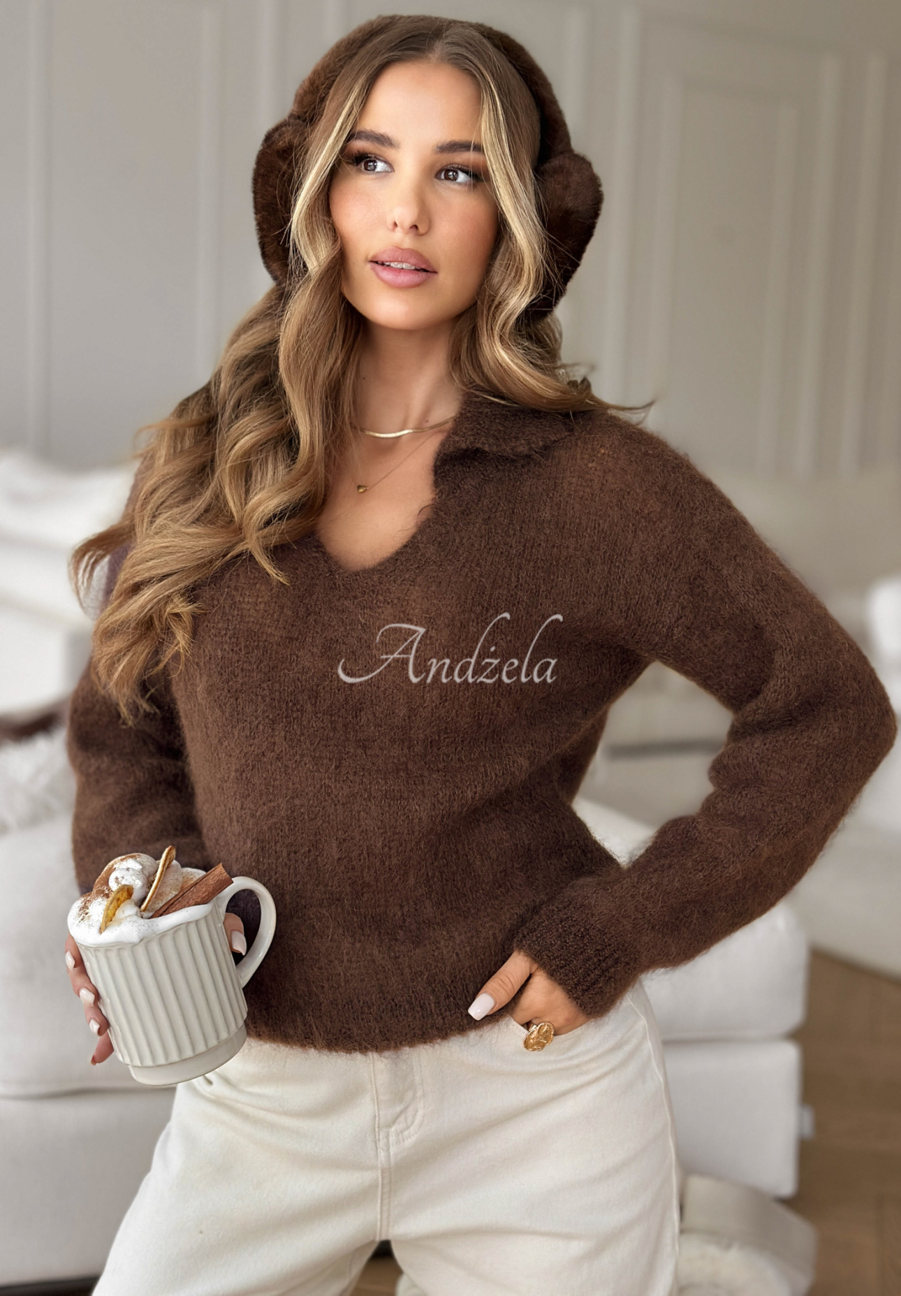 Moherowy sweter z kołnierzem Sweet And Fluffy czekoladowy