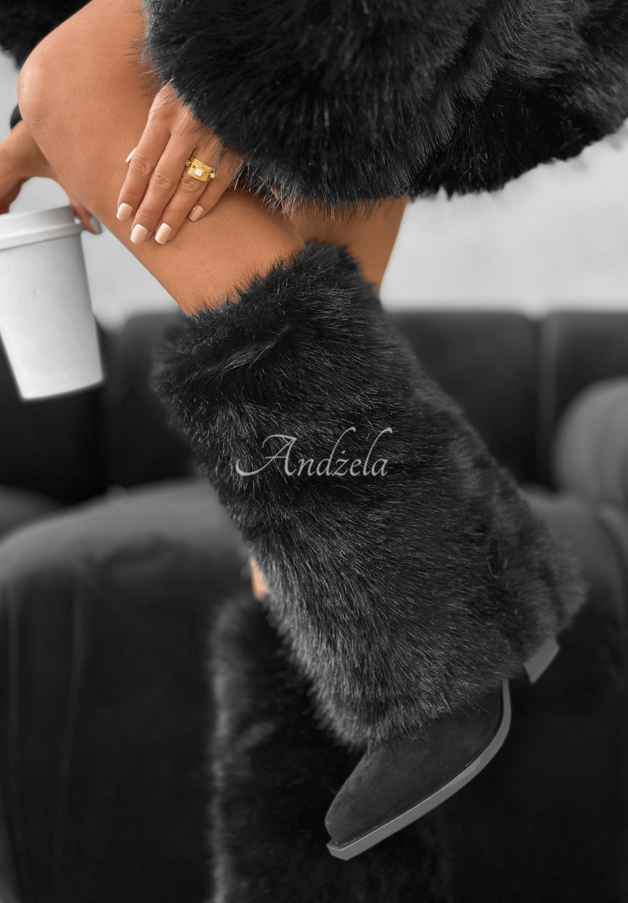 Zamszowe kozaki z futerkiem White Angels czarne