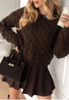 Krótki ozdobnie pleciony sweter Hugging Me czekoladowy