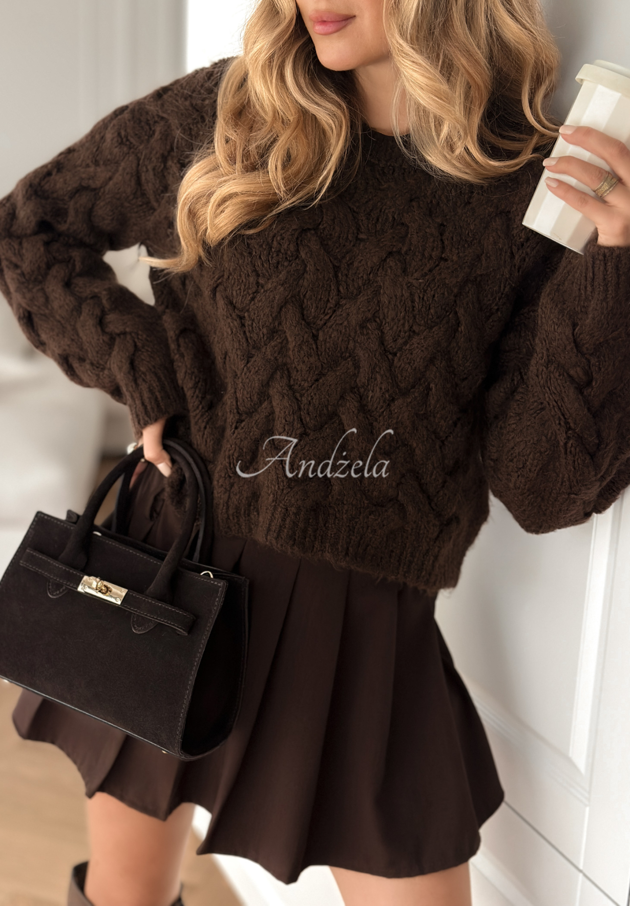 Krótki ozdobnie pleciony sweter z wełną i wiskozą Hugging Me czekoladowy