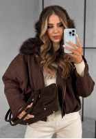 Krótka zamszowa kurtka z futerkiem Snuggle In czekoladowa