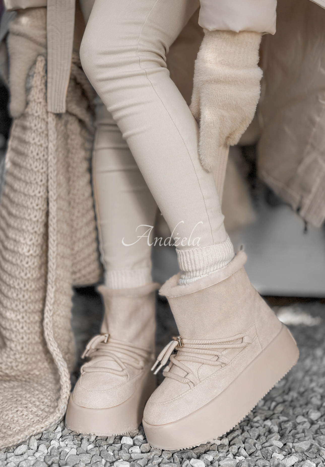 Short suede snow boots with lacing Cold As Ice light beige