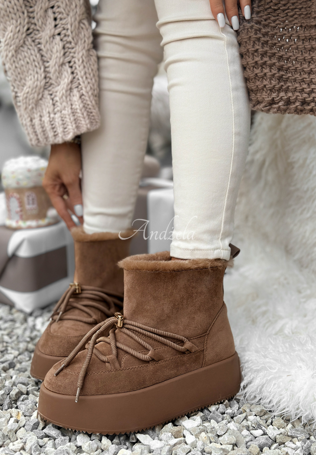 Short suede snow boots with lacing Cold As Ice mocha