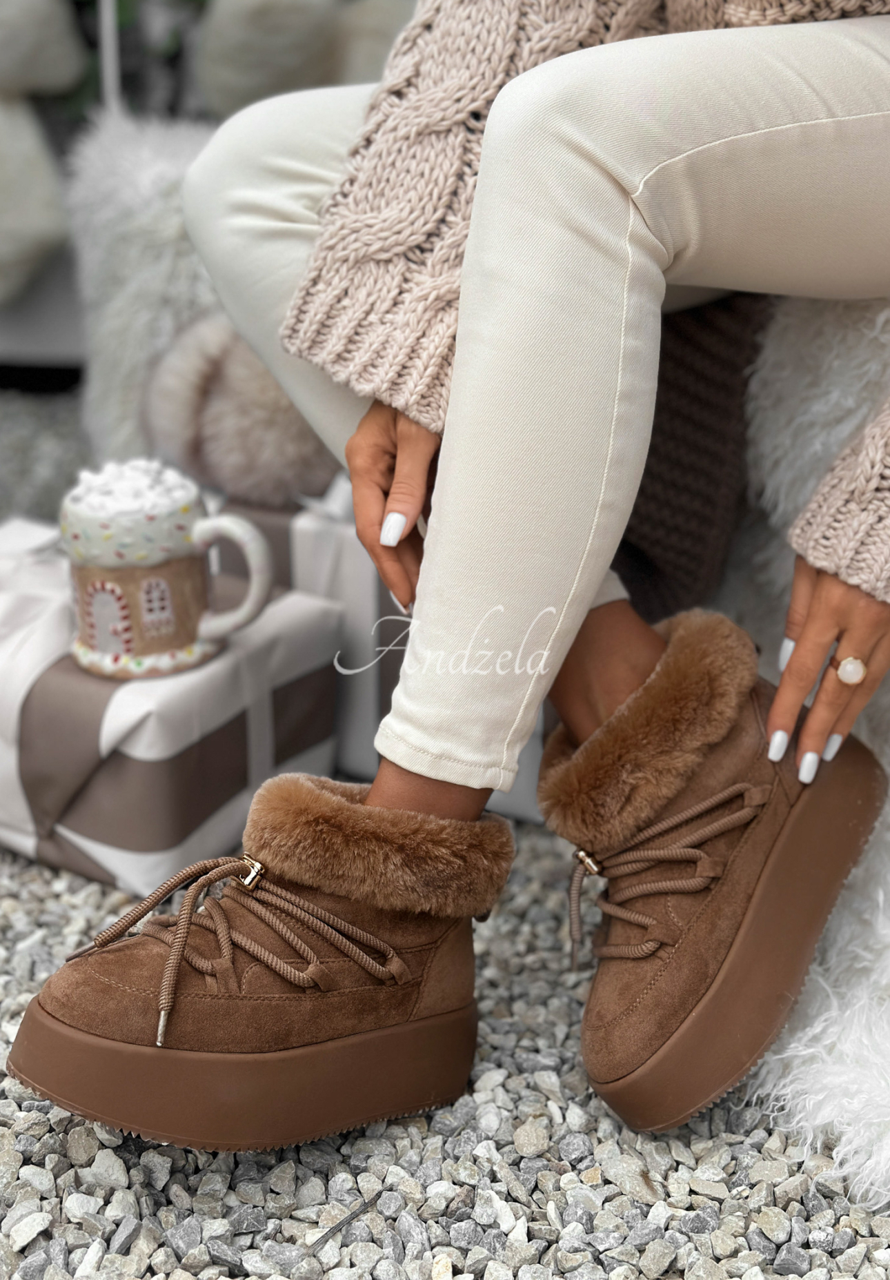 Short suede snow boots with lacing Cold As Ice mocha