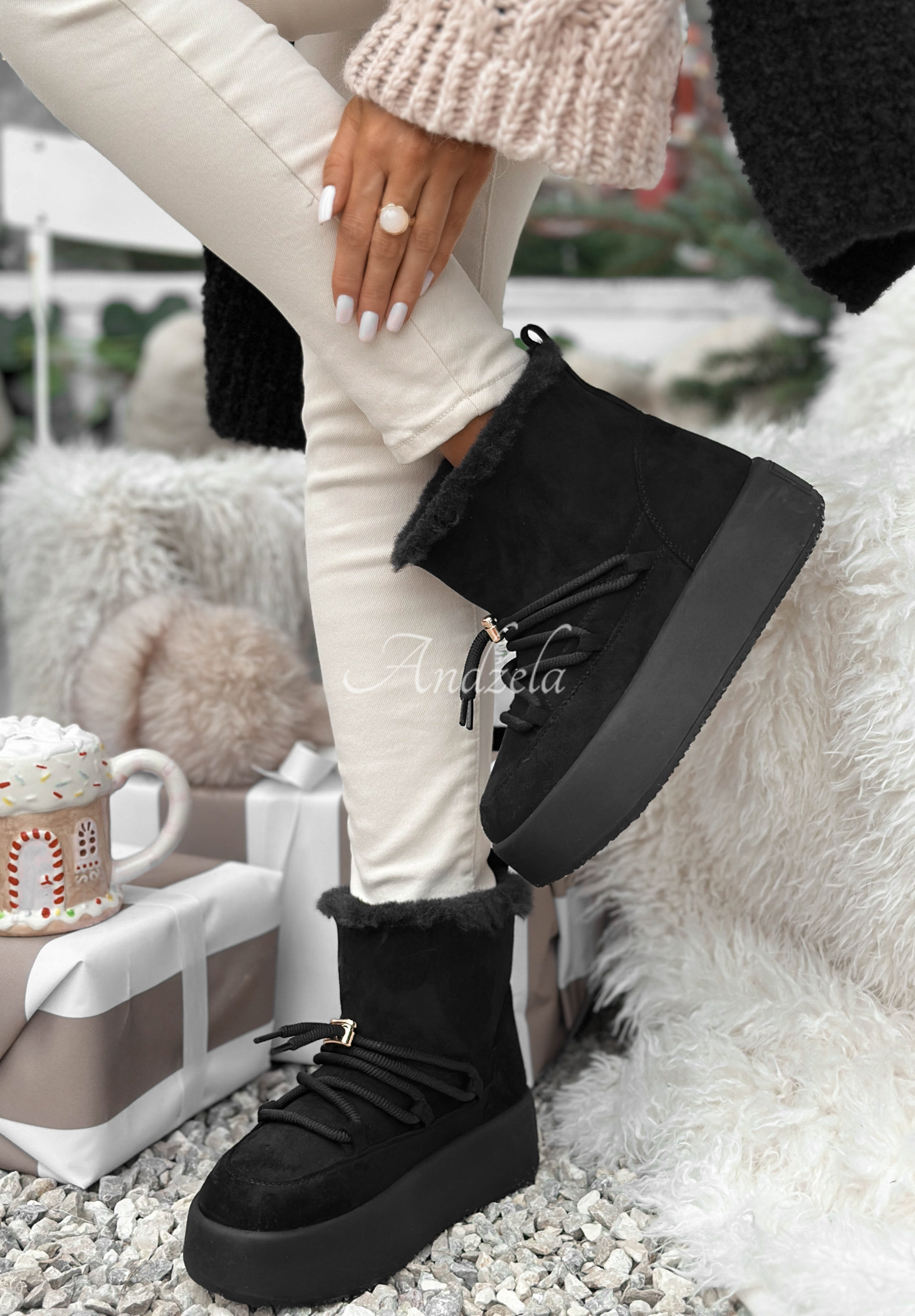 Short suede snow boots with lacing Cold As Ice black Andżela