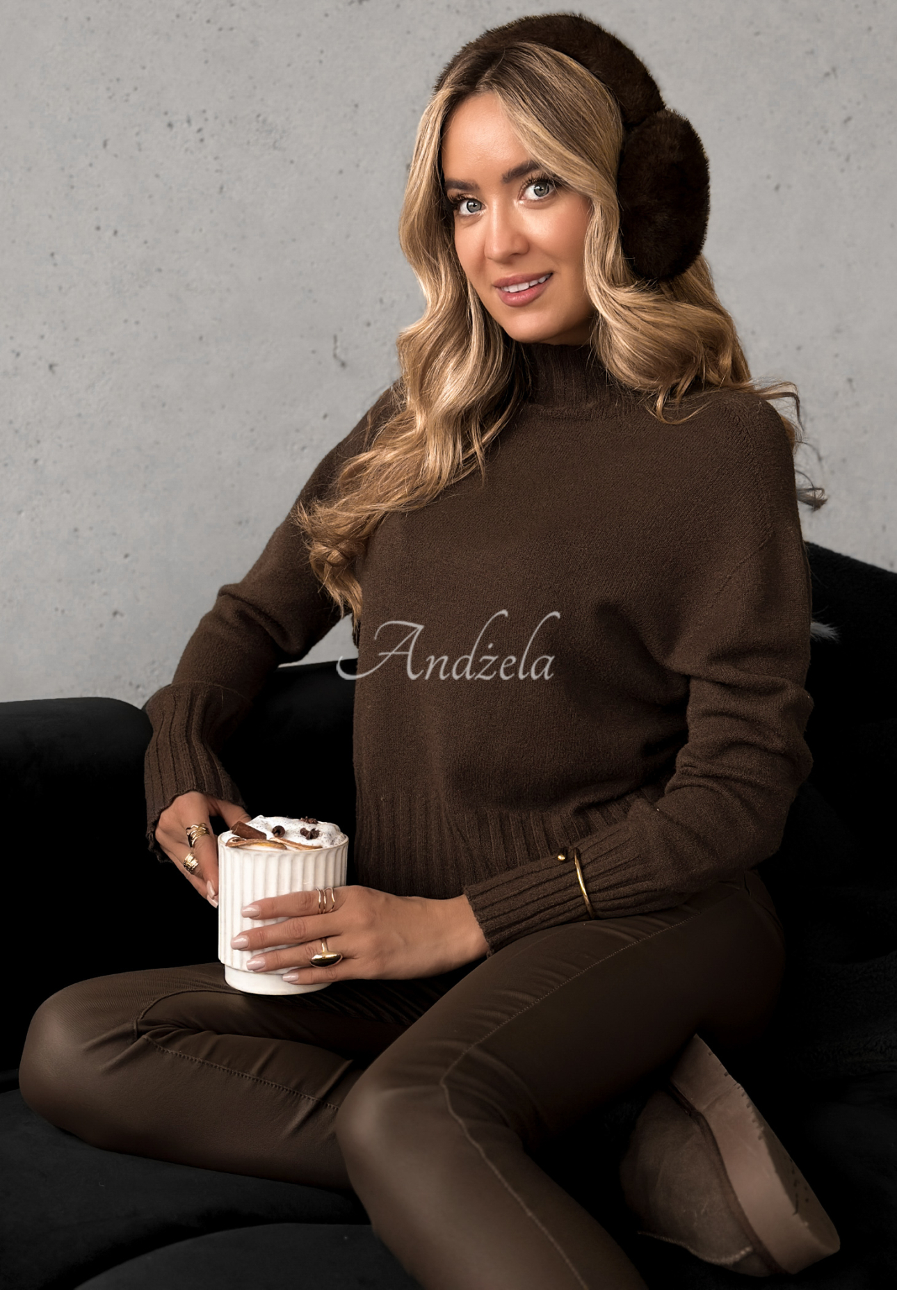 Wiskozowy krótki sweter z golfem Single Snowflake czekoladowy