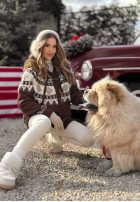 Wzorzysty sweter z futerkiem Christmas Fireplace czekoladowy