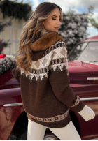 Wzorzysty sweter z futerkiem Christmas Fireplace czekoladowy