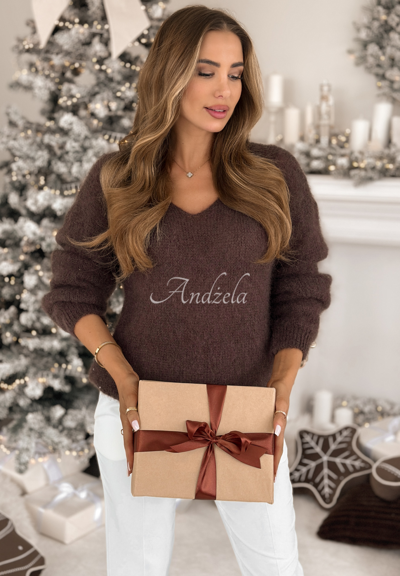 Moherowy sweter z dekoltem w serek Sweater Soul czekoladowy