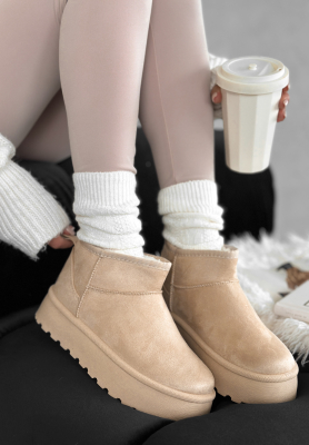 Crunchy Snow beige suede boots