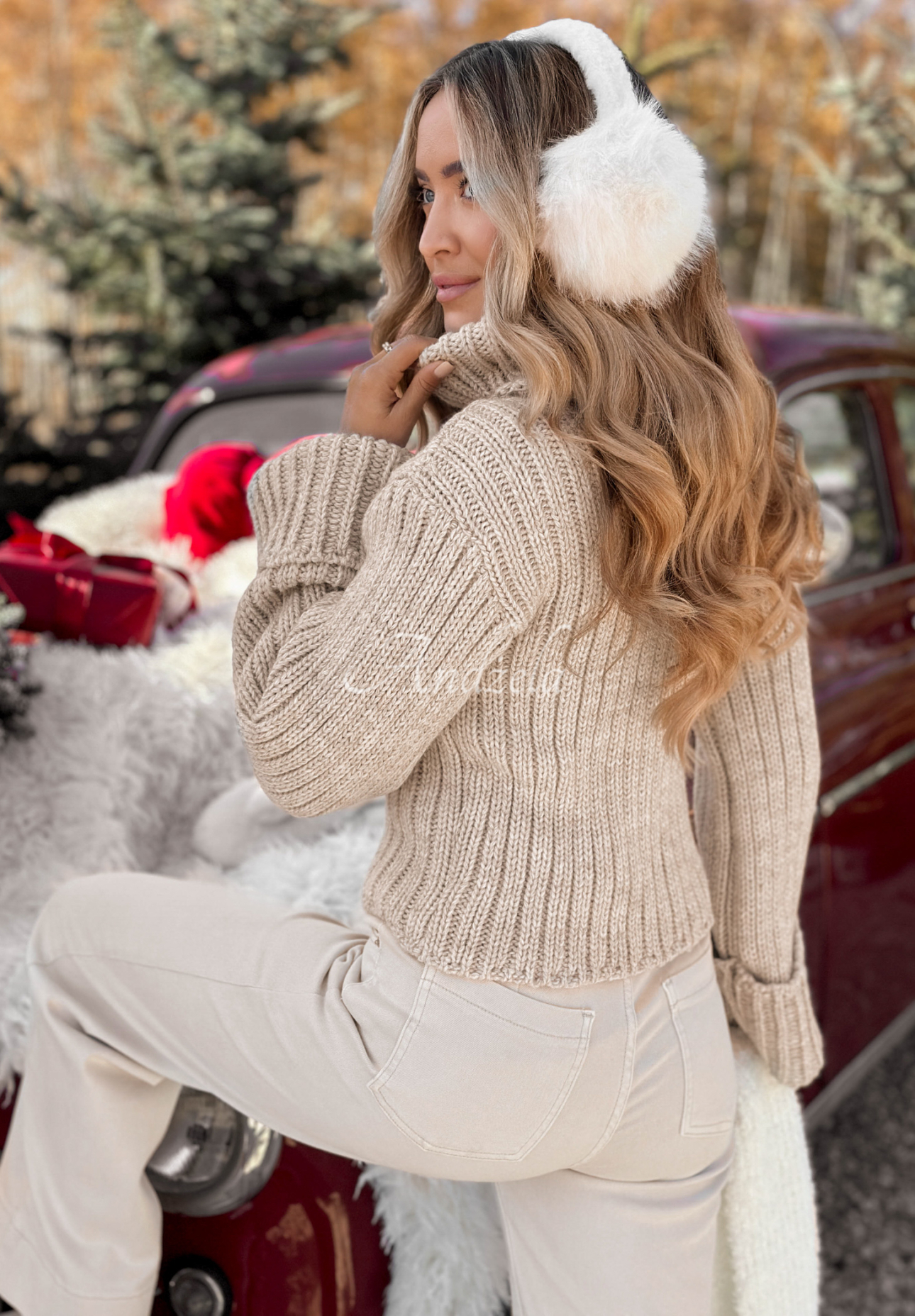 Krótki sweter z golfem i wełną We Take Chances beżowy