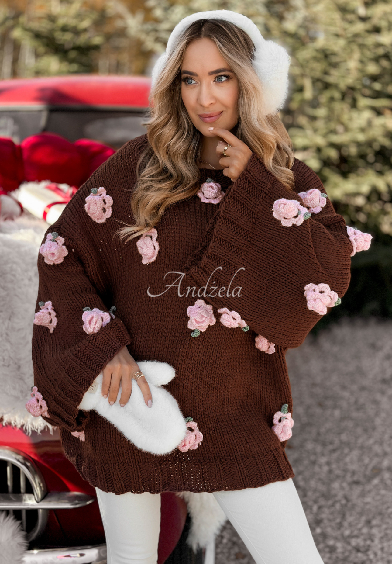 Sweter z szerokimi rękawami w różyczki Sweet Little Roses czekoladowy